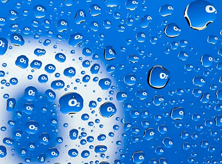 Sauerstoff symbol (O2) reflektiert in Wassertropfen